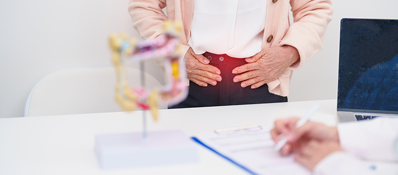 Clinical consultation with a patient experiencing hernia discomfort